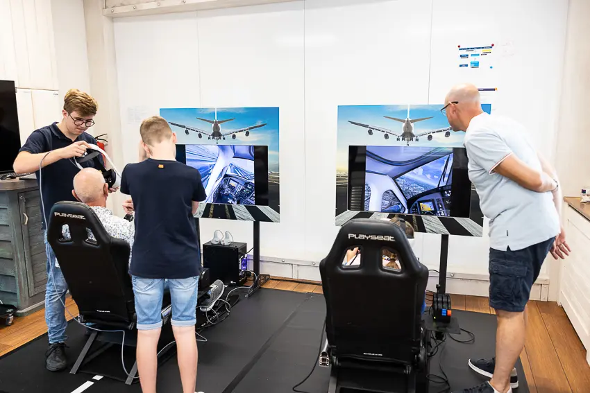 Eens in de twee jaar zetten wij onze deuren open voor alle vrienden en familieleden van onze medewerkers tijdens de FIQAS Friends & Family. Dit was de 2023 editie - flight simulator
