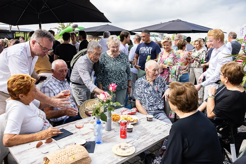 Eens in de twee jaar zetten wij onze deuren open voor alle vrienden en familieleden van onze medewerkers tijdens de FIQAS Friends & Family. Dit was de 2023 editie - gezelligheid