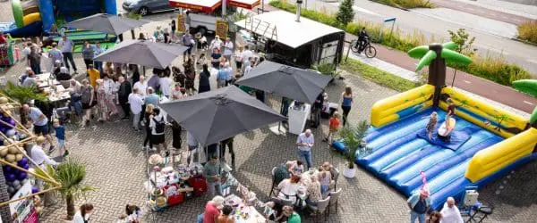 Eens in de twee jaar zetten wij onze deuren open voor alle vrienden en familieleden van onze medewerkers tijdens de FIQAS Friends & Family. Dit was de 2023 editie banner