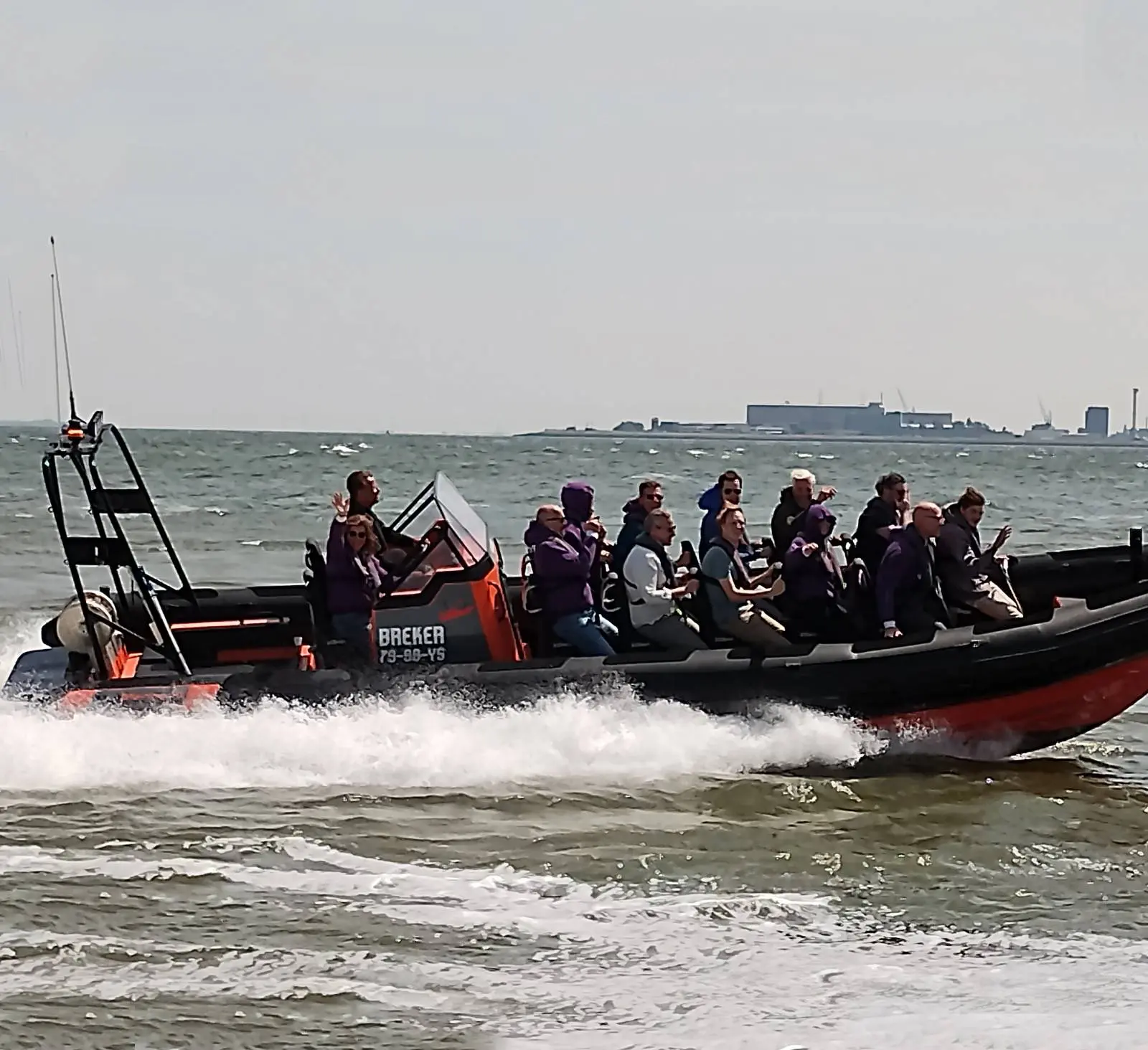 Team FIQAS varen op een RIB boot op Texel - 35 jaar FIQAS