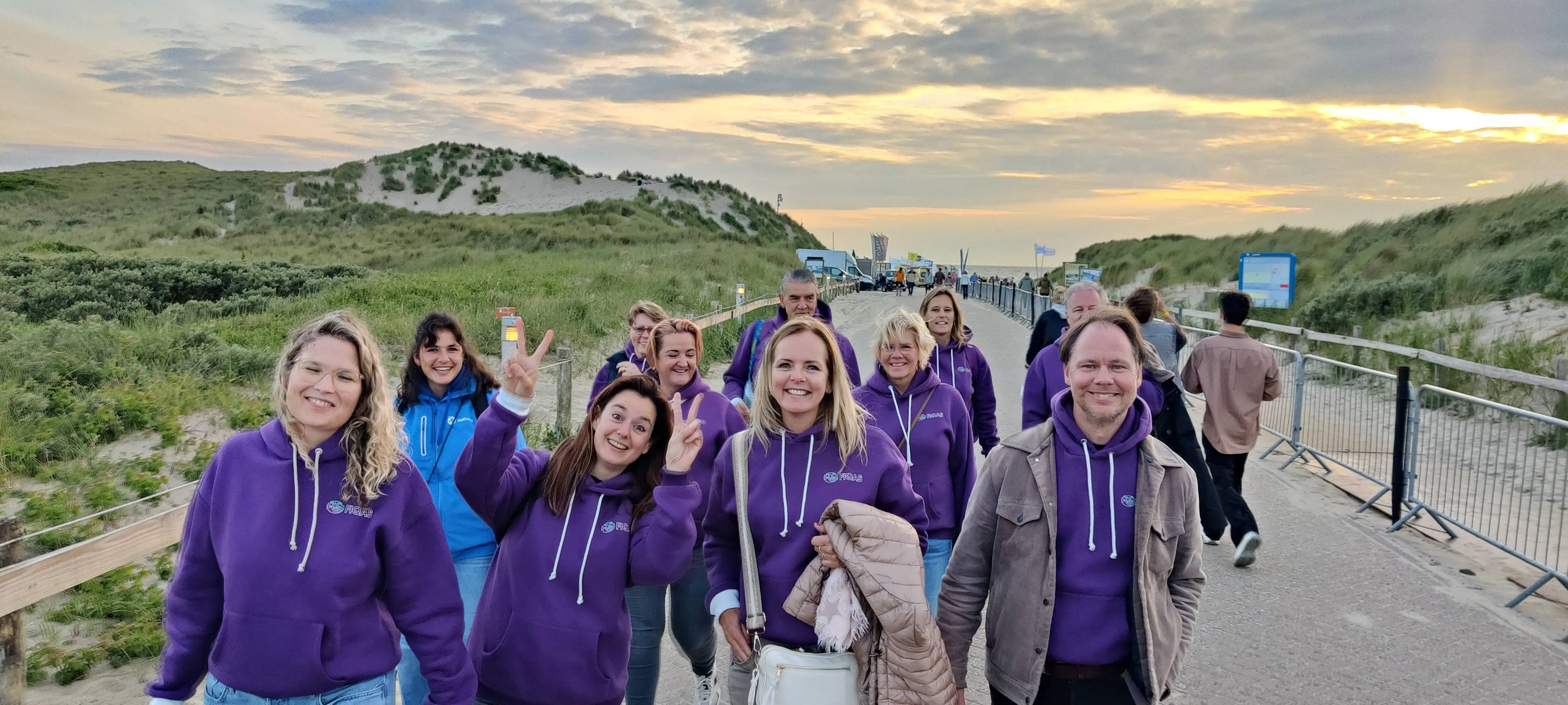 team FIQAS wandelen op het strand van Texel - 35 jaar FIQAS