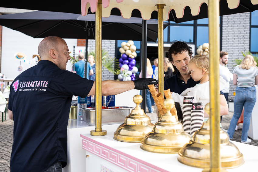 Eens in de twee jaar zetten wij onze deuren open voor alle vrienden en familieleden van onze medewerkers tijdens de FIQAS Friends & Family. Dit was de 2023 editie - ijs