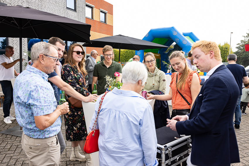 Eens in de twee jaar zetten wij onze deuren open voor alle vrienden en familieleden van onze medewerkers tijdens de FIQAS Friends & Family. Dit was de 2023 editie - gochelaar buiten