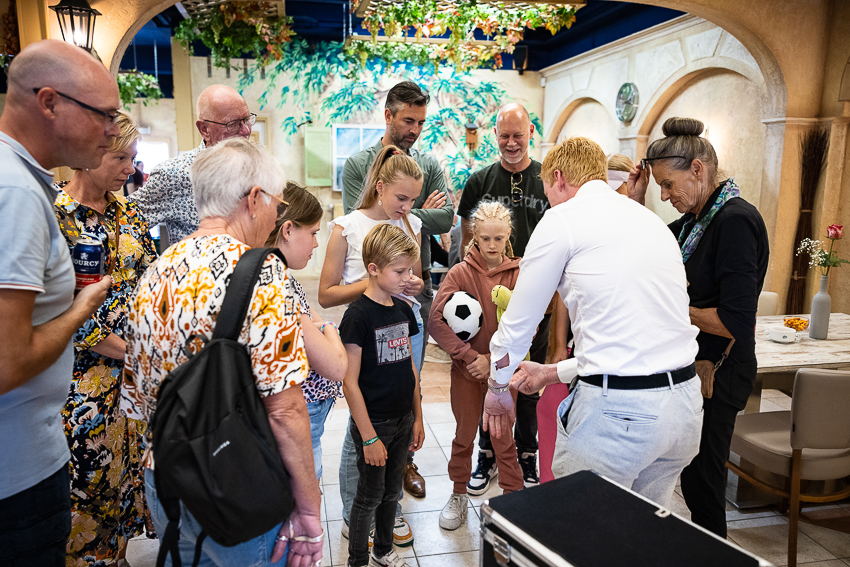 Eens in de twee jaar zetten wij onze deuren open voor alle vrienden en familieleden van onze medewerkers tijdens de FIQAS Friends & Family. Dit was de 2023 editie gochelaar